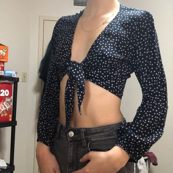 Abercrombie and Fitch tie up floral top - Picture 2 of 2